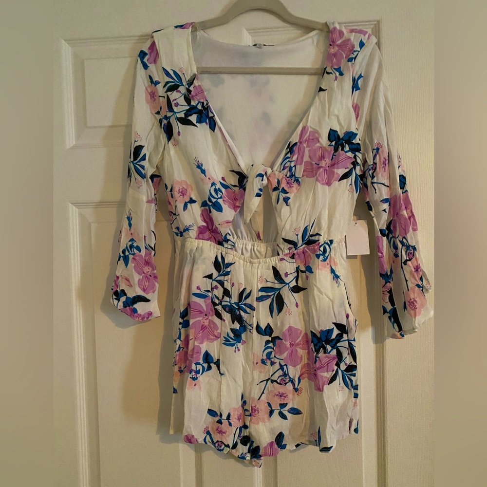 Floral print Key hole front romper new with tags